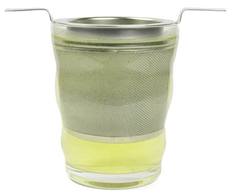 Grüner Tee in Glas mit Sieb
